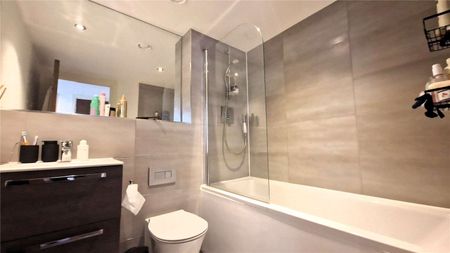UPPER FLOOR ONE BEDROOM APARTMENT | THE QUADRANT | BALCONY | AVAILABLE 04TH NOVEMBER - Photo 5