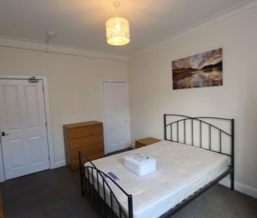3 bedroom flat to rent - Photo 4