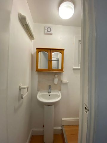 Studio Flat, King's Cross Road, WC1X - Photo 3
