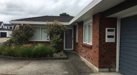 Well presented family home - Photo 3