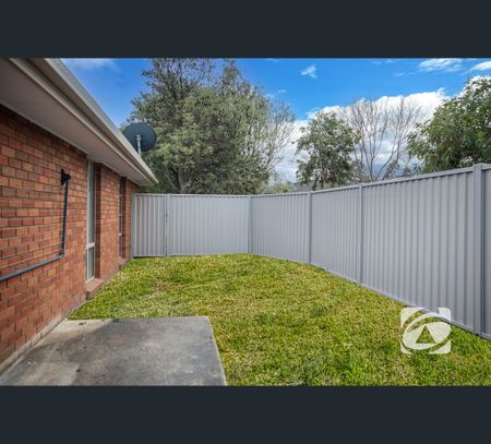 1/42 Strathavan Drive, Berwick, Vic 3806 - Photo 3