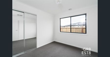 4 Bedder in Grandvue Estate! - Photo 2