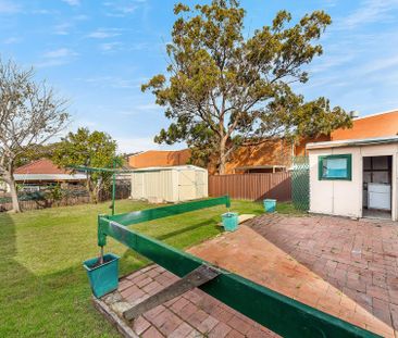 Free-standing home with large yard - Photo 2