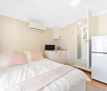 🏡Fully Furnished with Private Ensuite & Kitchenette. Located on Cha... - Photo 6