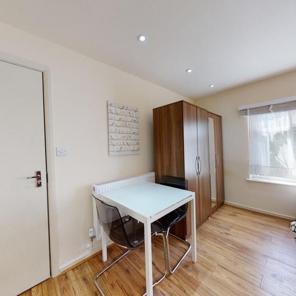 Studio to rent - Photo 1