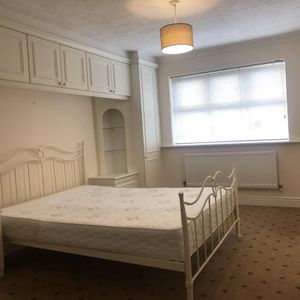 1 bedroom in a house share to rent - Photo 2