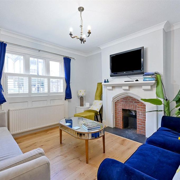 4 bedroom end of terrace house to rent - Photo 1