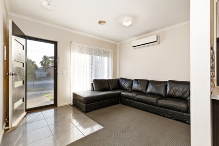 Modern Affordable Living - Short term lease on offer! - Photo 2