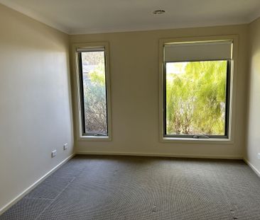 21 Casina Court Epsom VIC - Photo 2
