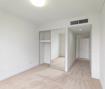 Stylish & Convenient Spacious two bedroom apartment - Photo 4