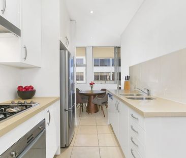 Refreshed Penthouse Style Apartment in Central Location - Photo 4
