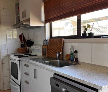 Walton Street - 3 Bedrooms - Photo 2