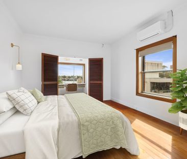 Art Deco 2 Bedroom Plus Study with Breathtaking Water Views - Photo 4