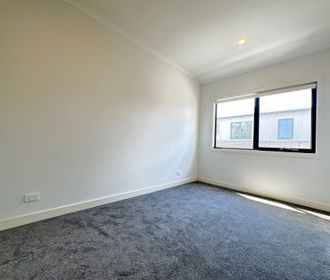 Townhouse near the heart of Mooroolbark - Photo 2