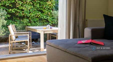 3 bedroom flat to rent - Photo 4