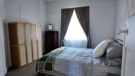 Fully Furnished 3 Bedroom Home - Photo 4