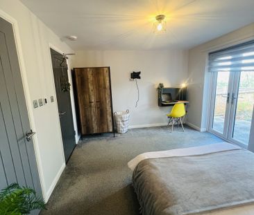 BEDROOM 5 – MEDIUM SINGLE WITH SHARED BATHROOM AND SEPERATE TOILET - Photo 6