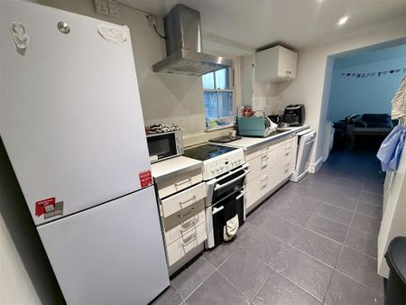 3 bedroom flat to rent - Photo 5