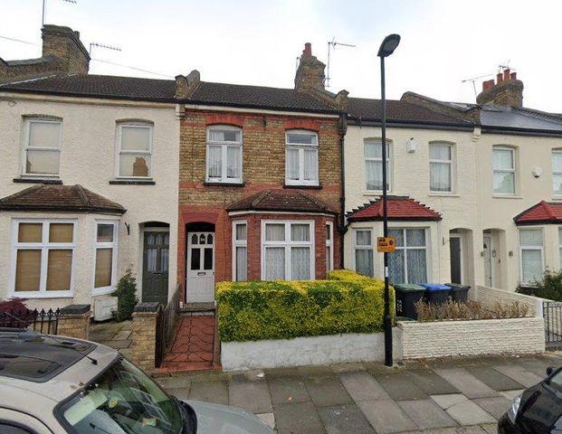 Millais Road, Enfield EN1, London - Photo 1