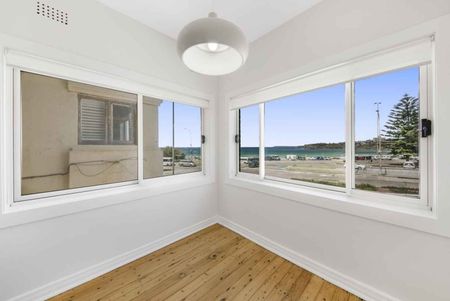 Beachfront 1 Bedroom Apartment with Stunning Views - Photo 2