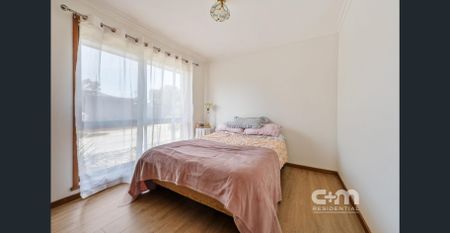 Street-facing, single-level villa in a peaceful cul-de-sac - Photo 3