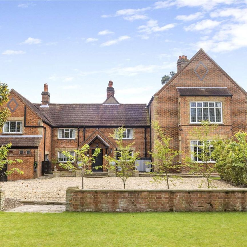 Magnificent country residence with exceptional landscaped gardens with swimming pool, entertaining terrace and outdoor kitchen. - Photo 1