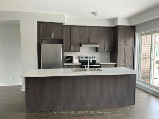 Condo Townhouse For Lease | E9087632 - Photo 1