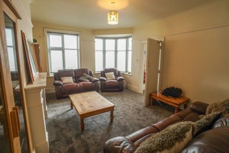 To Rent Sea Road, Boscombe, Bournemouth, BH5 £3,570 pcm Tenancy Info - Photo 4