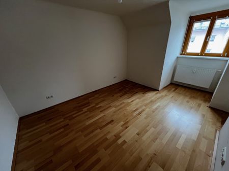 Bruck. Martin-Luther-Straße. Hippe Starterwohnung im DG - Photo 2