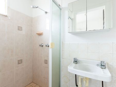 Charming 2 Bedroom Terrace - Photo 3