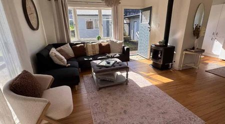 FULLY FURNISHED & SELF CONTAINED Central home - Photo 2