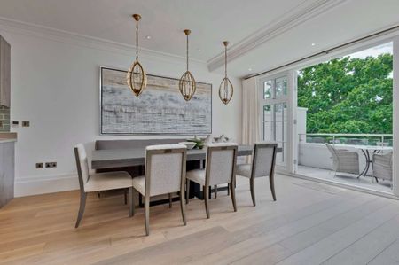 Luxurious penthouse apartment set in a gated development in a prestigious private road. - Photo 3