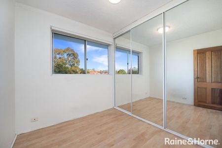 Cosy well presented apartment close to transport - Photo 3