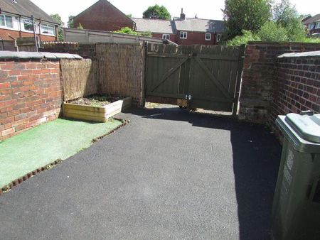 2 bedroom terraced house to rent - Photo 4