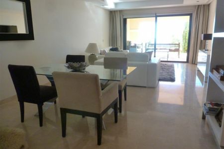 2 Bedroom Apartment For Rent in La Quinta, Málaga - Photo 2