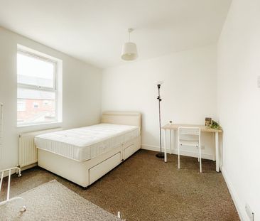 Room in a Shared House, Wilford Crescent East, NG2 - Photo 3