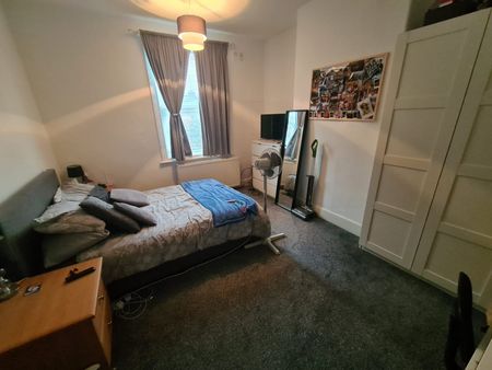 2 Bed - 37 Christopher Road, Woodhouse, Leeds - LS6 2JX - Student - Photo 4