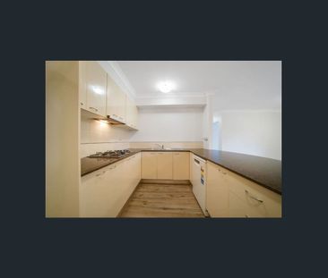 Renovated Spacious Apartment with 2 parking! - Photo 5