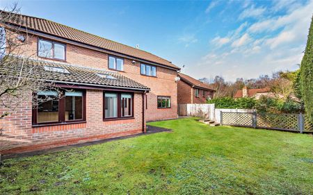 Spacious modern detached family home with superb open plan kitchen/dining room on quiet Wilmslow Cul-De-Sac - Photo 3