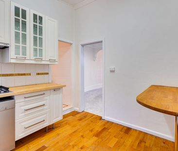 CHARMING MCMAHONS POINT COTTAGE SET IN PRIME LOCATION - Photo 2