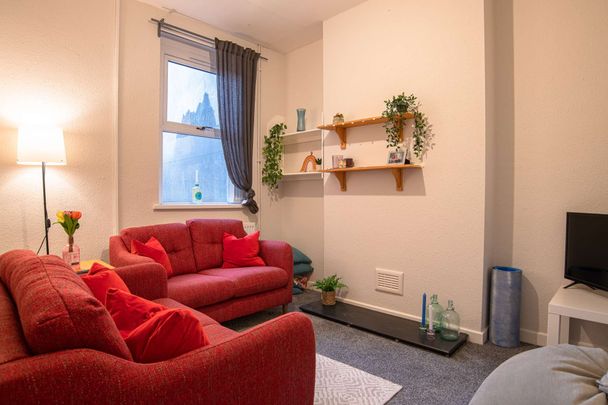 Ideal location for all universities! - Photo 1