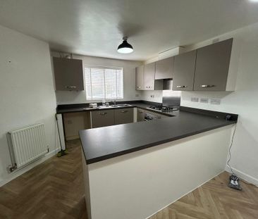 3 bedroom semi-detached house to rent - Photo 2