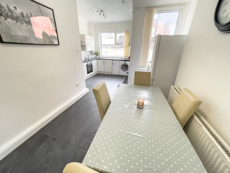 5 bedroom terraced house to rent - Photo 3