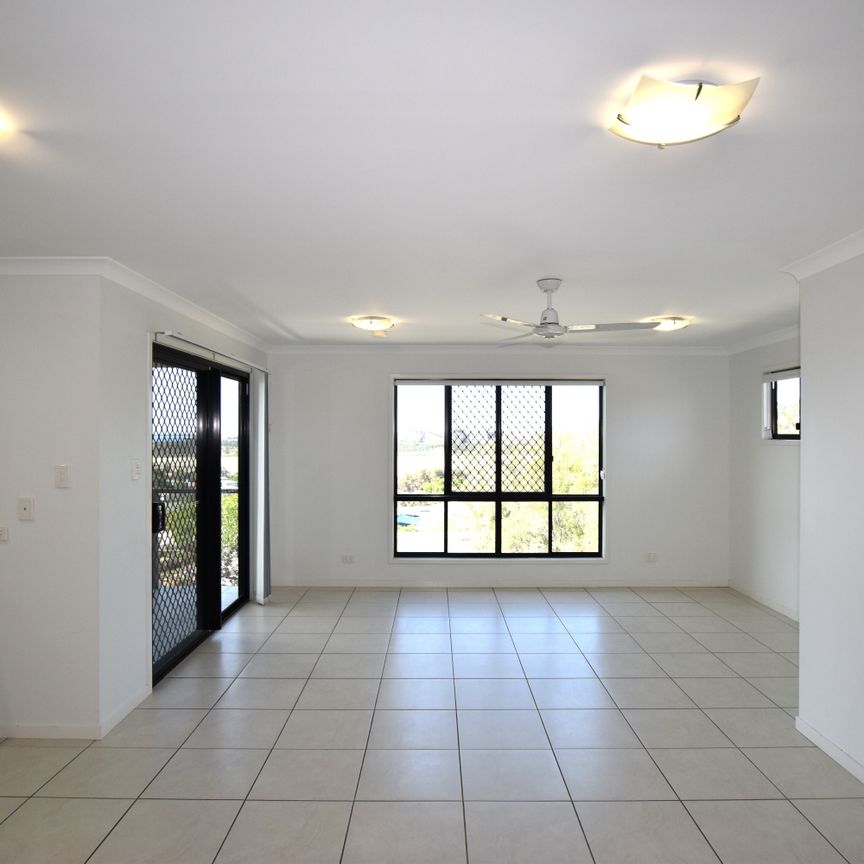 :: STUNNING 4 BEDROOM TOWNHOUSE, HARBOUR VIEWS, TWO LIVING AREAS, AND MORE! - Photo 1