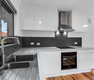 LIGHT AND BRIGHT 2 BEDROOM MODERN APARTMENT IN SECURE COMPLEX! - Photo 6