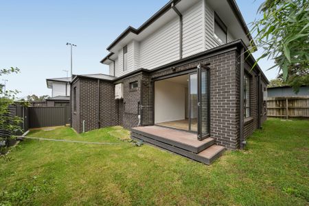 Modern Family Living Opposite Jones Reserve - Photo 5