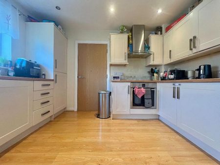 2 bedroom semi-detached house to rent - Photo 5