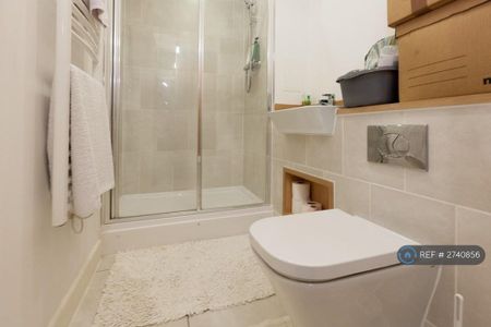 1 bedroom in a flat share to rent - Photo 4