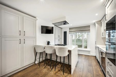 3 bedroom house in Chelsea - Photo 5