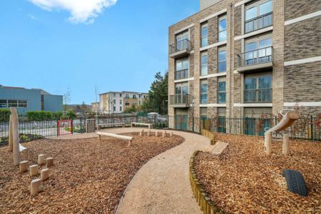 The Oakgate, KT22 7RZ, Surrey - Photo 2